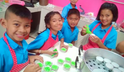 ประชาสัมพันธ์ โรงเรียนบ้านหนองโกได้รับทำขนมปุยผ้ายเพื่อส่งเสริมอาชีพ